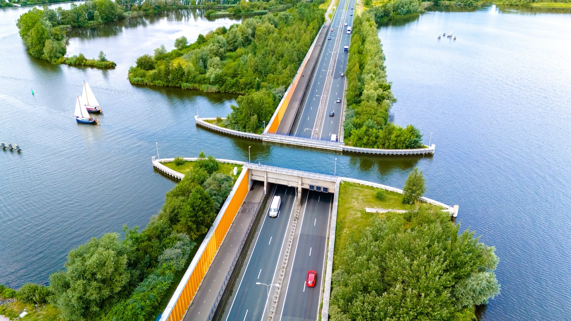 Flottenmanagement auf See und an Land – Luftaufnahme